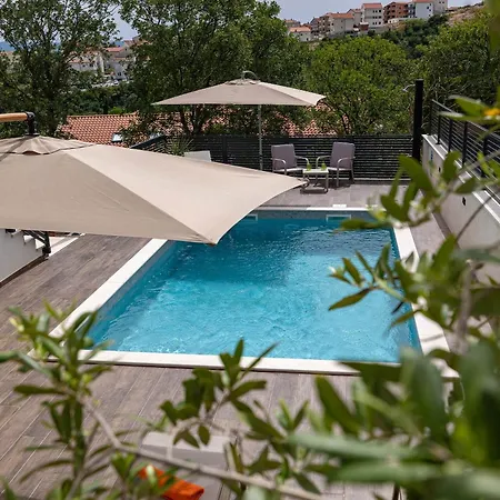 Villa Betelgeuse Supernova