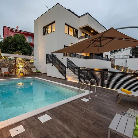 Villa Betelgeuse Supernova