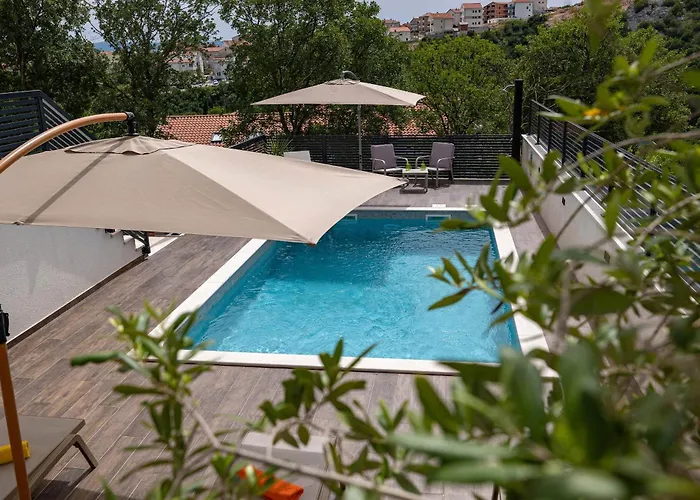 Villa Betelgeuse Supernova